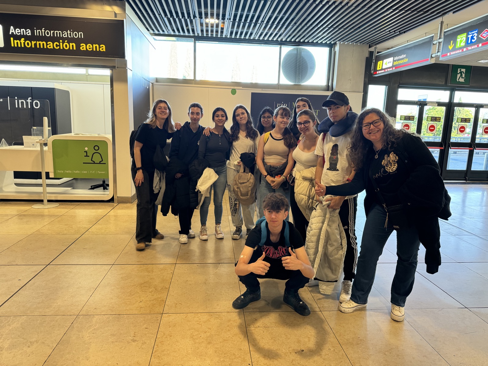 Grupo en aeropuerto antes de salir