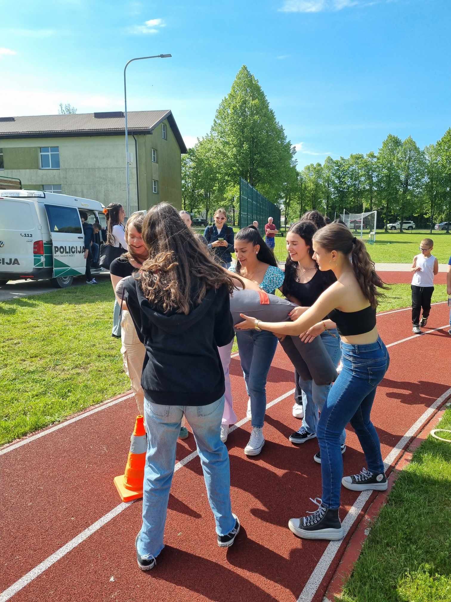 Alumnas en actividad deportiva