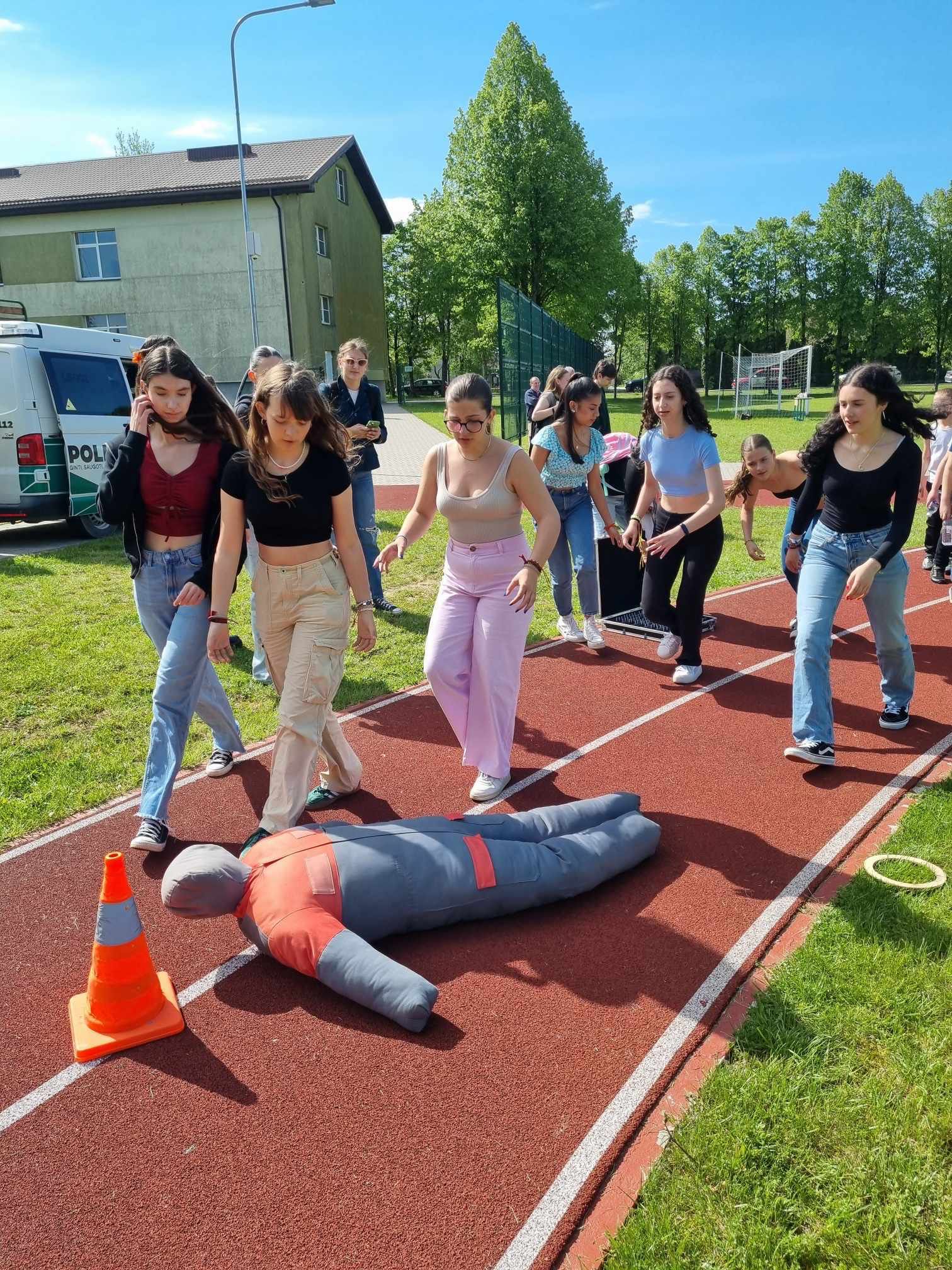 Alumnas cooperando en pista