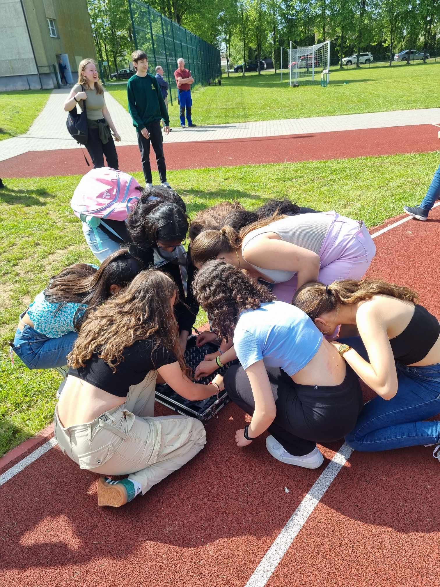 Alumnas cooperando en actividad