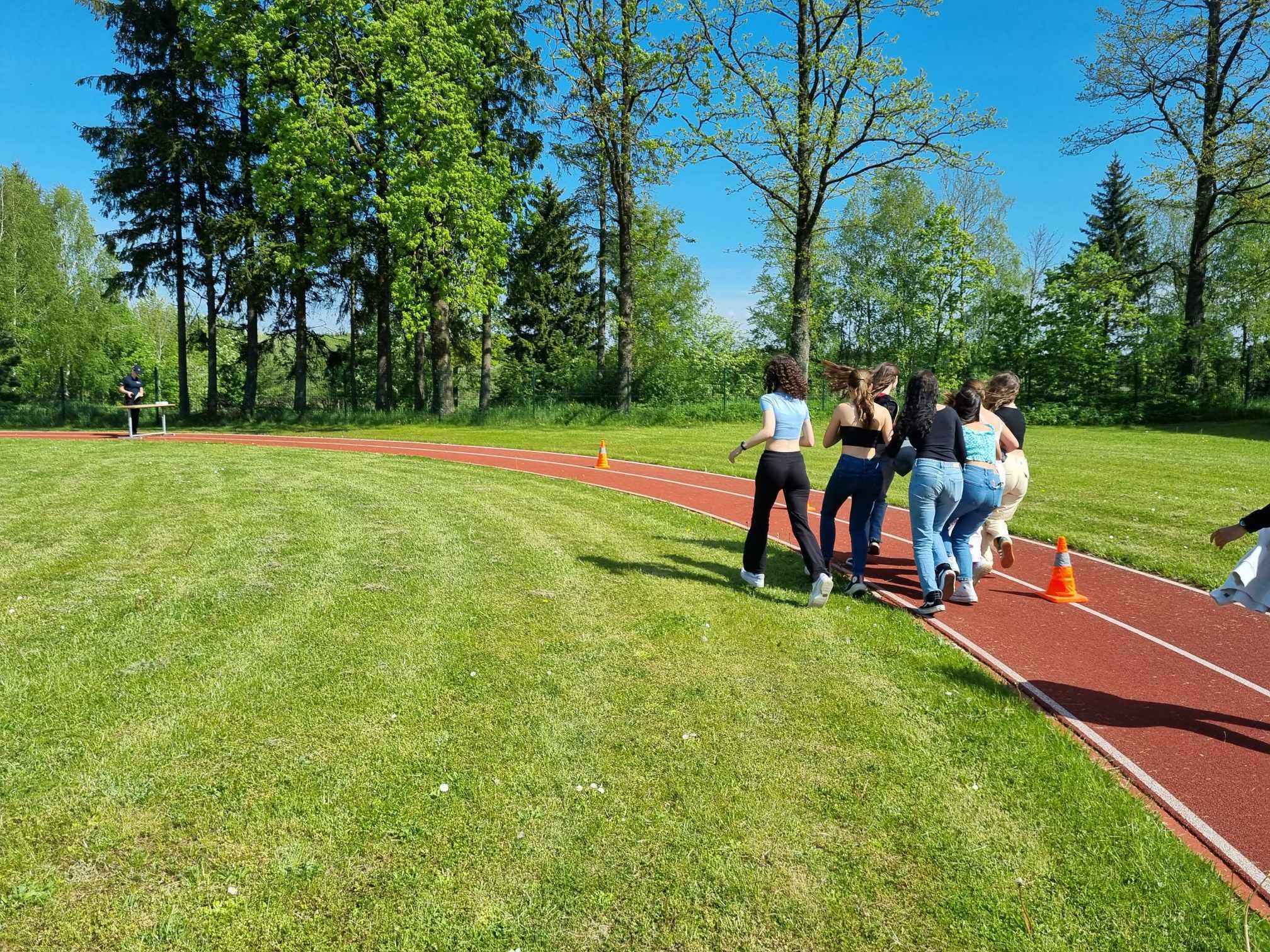 Alumnas corriendo en pista