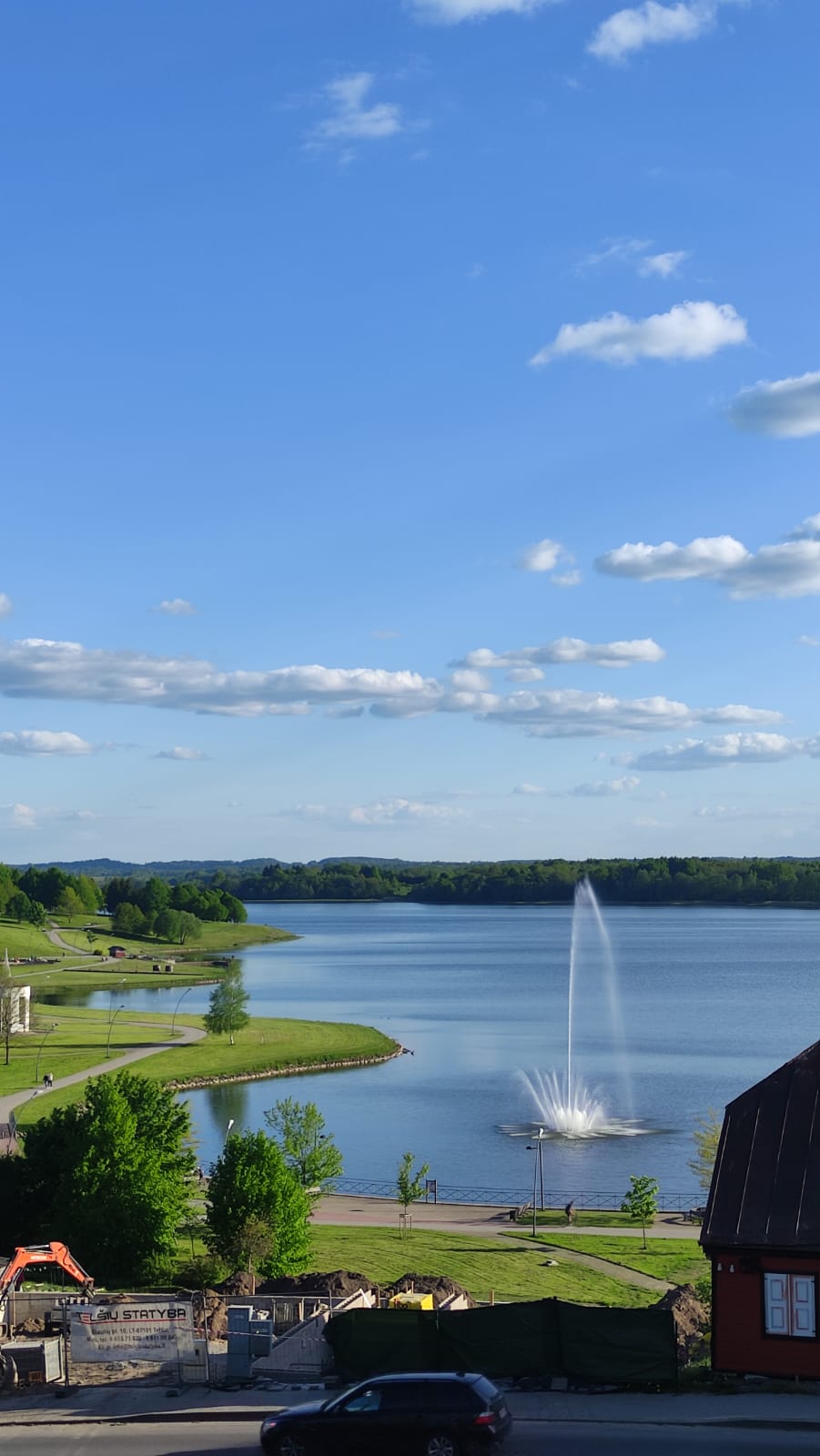 Lago con fuente en Lituania