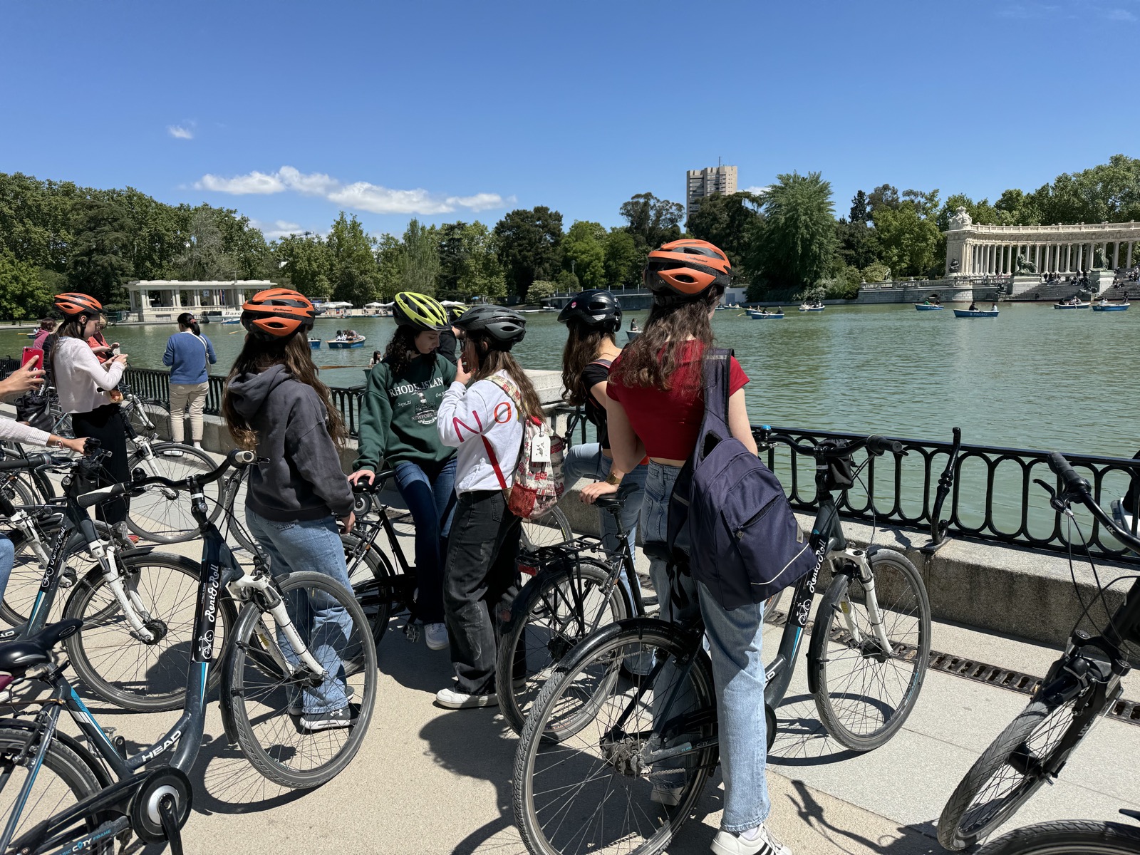 Grupo con bicis y cascos en el Retiro